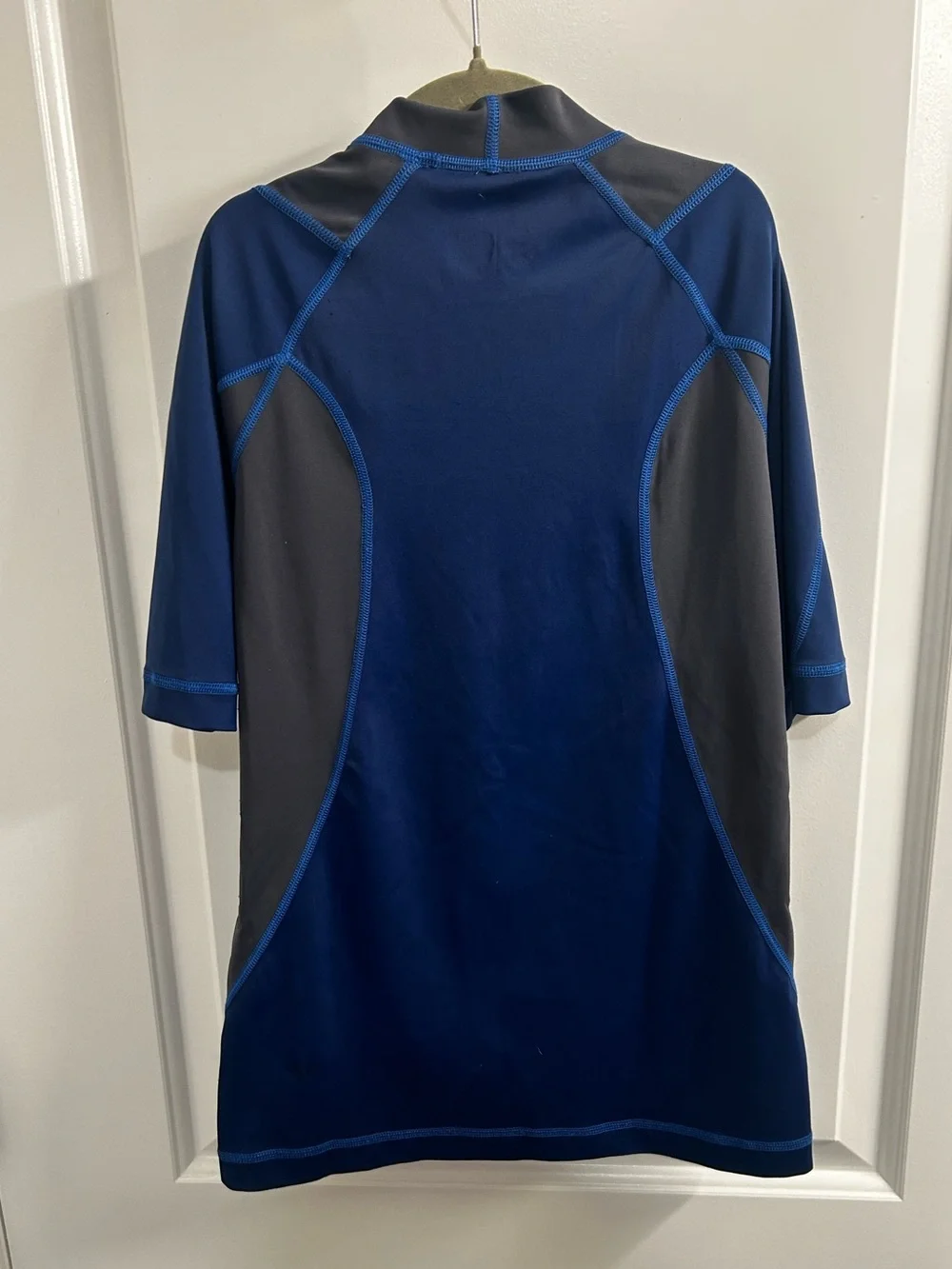 REI Boys Rashgaurd Sz M